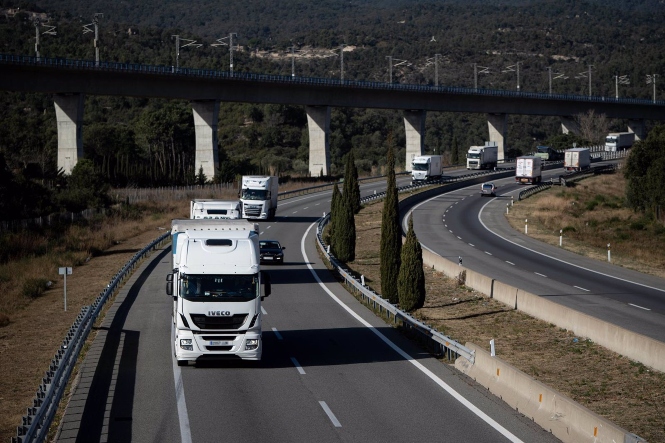 Varios vehículos circulando. Archivo (LORENA SOPENA / EUROPA PRESS) 