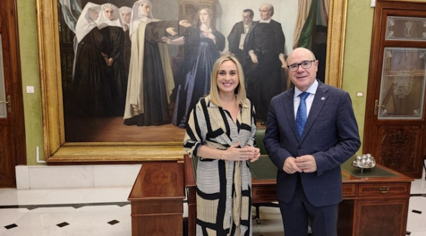 Marifrán Carazo, con el rector de la UGR, Pedro Mercado, en imagen de archivo (AYUNTAMIENTO)