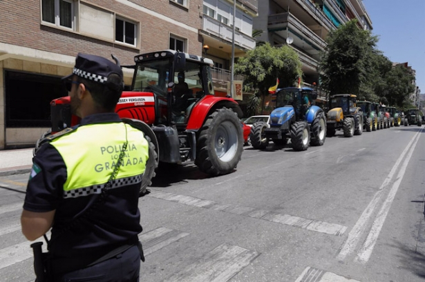 Agricultores y ganaderos de la provincia de Granada se manifiestan en sus tractores por las calles de Granada a causa de la subida de los precios del gasóleo y la electricidad entre otros incrementos en el sector agrícola (ÁLEX CÁMARA/ EUROPA PRESS) Agricultores y ganaderos de la provincia de Granada se manifiestan en sus tractores por las calles de Granada a causa de la subida de los precios del gasóleo y la electricidad entre otros incrementos en el sector agrícola (ÁLEX CÁMARA/ EUROPA PRESS)