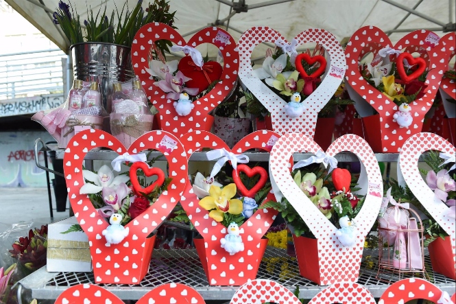 Flores en cajas con forma de corazón, en una floristería de Madrid, en imagen de archivo (GUSTAVO VALIENTE - EUROPA PRESS) 