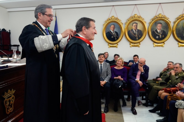 Manuel Ramírez recibe la medalla (ICAGR)