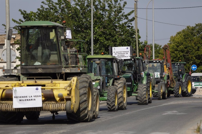 Los regantes durante la tractorada para reclamar la autorización del riego con aguas regeneradas, el pasado mayo (ÁLEX CÁMARA / EUROPA PRESS)