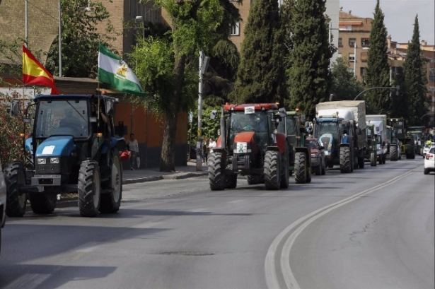 Los regantes durante la tractorada para reclamar la autorización del riego con aguas regeneradas, en mayo de 2023 (ÁLEX CÁMARA - EUROPA PRESS)