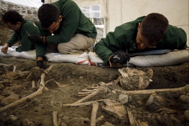 Trabajados durante la excavación de una fosa común en el barranco de Víznar (ÁLEX CÁMARA - EUROPA PRESS) 