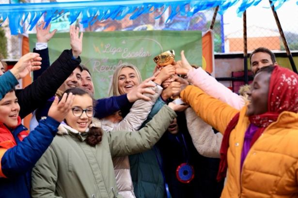 Marífrán Carazo con los ganadores de la Liga Escolar de reciclaje (AYTO. GRANADA)