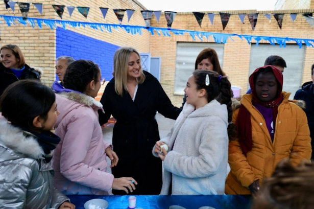 Marífrán Carazo con los ganadores de la Liga Escolar de reciclaje (AYTO. GRANADA)