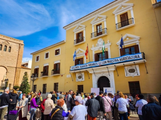 Concentración a favor del campo a las puertas del Ayuntamiento de Motril (AYUNTAMIENTO)
