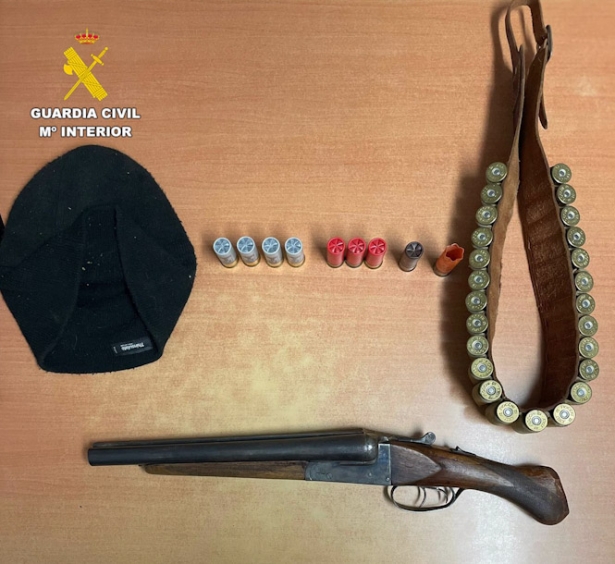 Escopeta y munición incautadas (GUARDIA CIVIL) Escopeta y munición incautadas (GUARDIA CIVIL)