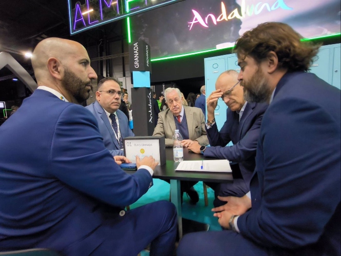 Reunión con el edil de Turismo y el alcalde de Almuñécar, Daniel Barbero y Juan José Ruiz Joya, a la izquierda en la imagen (AYUNTAMIENTO DE ALMUÑÉCAR) 