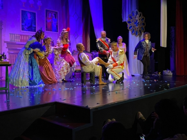 Representación de la `Asociación Teatral Alegría` en la Casa de la Cultura (AYTO. HUÉTOR TÁJAR))