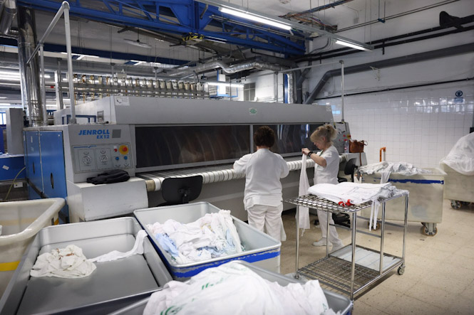 Profesionales en la lavandería del Hospital Universitario Virgen de las Nieves de Granada (JUNTA DE ANDALUCÍA)
