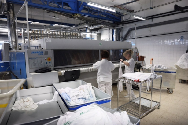 Profesionales en la lavandería del Hospital Universitario Virgen de las Nieves de Granada (JUNTA DE ANDALUCÍA) Profesionales en la lavandería del Hospital Universitario Virgen de las Nieves de Granada (JUNTA DE ANDALUCÍA)