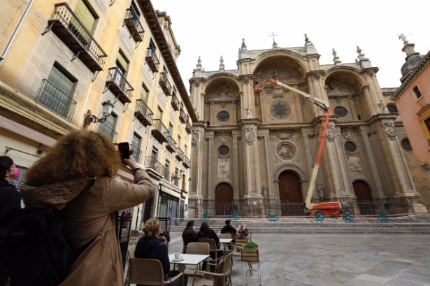 Varios operarios, subido a una grúa , revisan la fachada de la Catedral de Granada (ÁLEX CÁMARA / EUROPA PRESS) Varios operarios, subido a una grúa , revisan la fachada de la Catedral de Granada (ÁLEX CÁMARA / EUROPA PRESS)