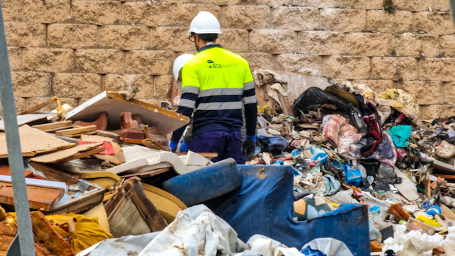 Imagen de las tareas de limpieza (AYTO. MOTRIL)