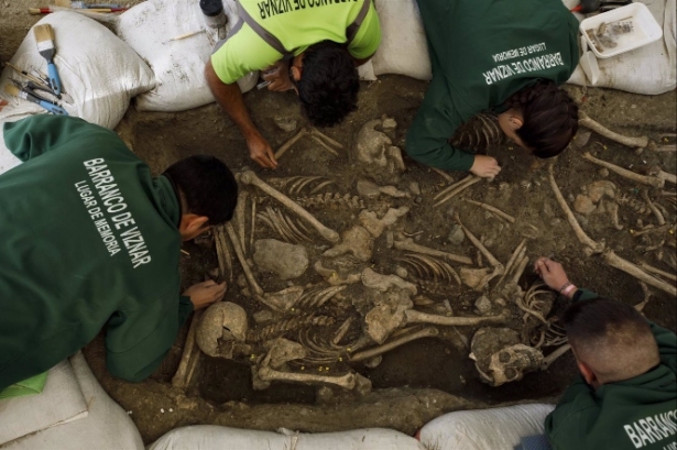 Trabajadores durante la excavación de una fosa común en el barranco de Víznar. Archivo (ÁLEX CÁMARA - EUROPA PRESS) 
