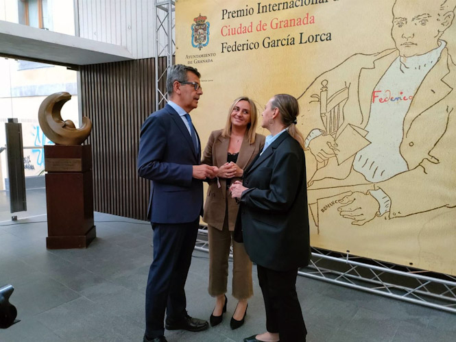 Marifrán Carazo, en imagen de archivo entre el concejal de Cultura, Juan Ramón Ferreira, y Laura García-Lorca (EUROPA PRESS)