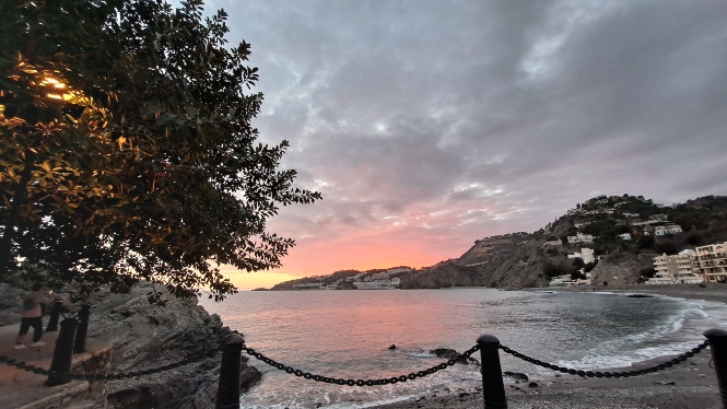 Playa de Cotobro al atardecer (AYTO. ALMUÑÉCAR)