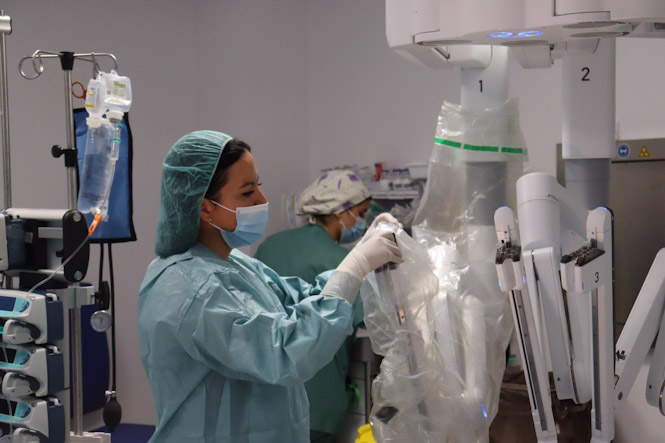 Sanitarias preparan un robot en el Virgen de las Nieves (HOSPITAL VIRGEN DE LAS NIEVES)