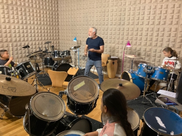 Eric Jiménez impartiendo clases de batería a unos chicos en el Centro Cultural CajaGranada (CAJAGRANADA FUNDACIÓN) Eric Jiménez impartiendo clases de batería a unos chicos en el Centro Cultural CajaGranada (CAJAGRANADA FUNDACIÓN)