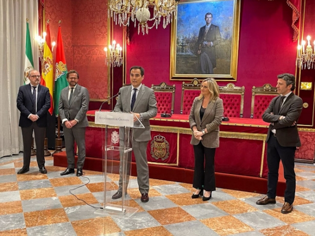 Luis Recuerda, Antonio Granados, José Antonio Nieto, Marifrán Carazo y Jorge Saavedra, en el Ayuntamiento de Granada (AYUNTAMIENTO)