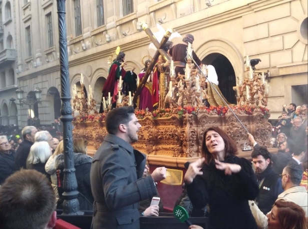 Saeta con traducción para personas sordomudas, en imagen de archivo (CIUDAD ACCESIBLE) 