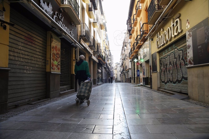 La calle Navas de Granada con comercios y bares cerrados (ALEX CÁMARA / EUROPA PRESS)