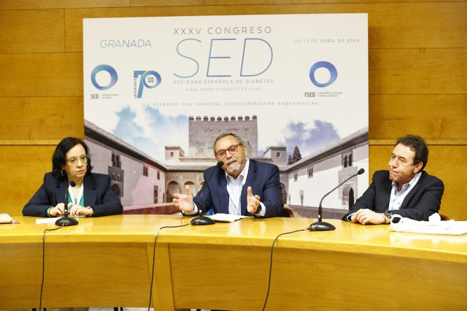 De izqda a dcha. María José Picón. Antonio Pérez Pérez y Pablo López-Ibarra (SED)