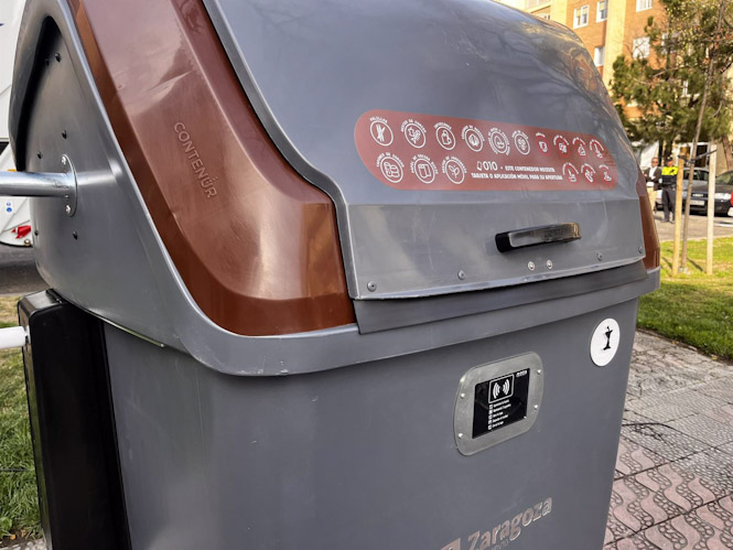 Contenedor marrón de basura orgánica con sistema eléctrico de apertura, archivo (EUROPA PRESS)