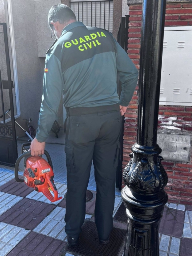 Motosierra intervenida en Órgiva (GUARDIA CIVIL) Motosierra intervenida en Órgiva (GUARDIA CIVIL)