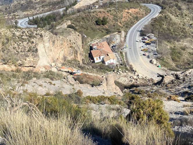 Trabajos en la A-395 tras el desprendimiento de una ladera, en imagen de archivo (JUNTA)