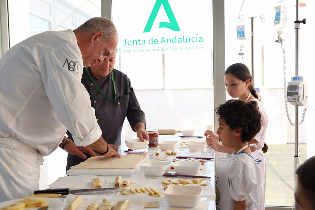 El cocinero Álvaro Arriaga en la cocinita del Hospital Virgen de las Nieves (HOSPITAL VIRGEN DE LAS NIEVES) 