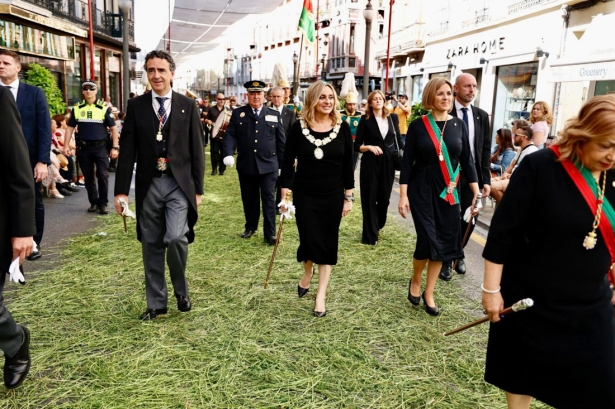La corporación municipal durante la procesión (AYTO. GRANADA)