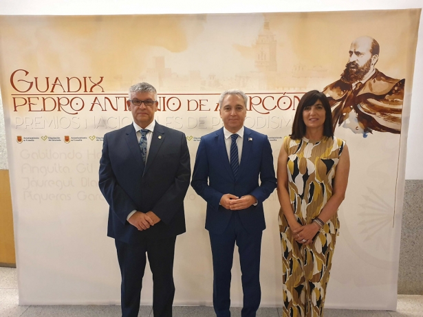 Entrega del premio a Vicente Vallés (AYTO. GUADIX) Entrega del premio a Vicente Vallés (AYTO. GUADIX)