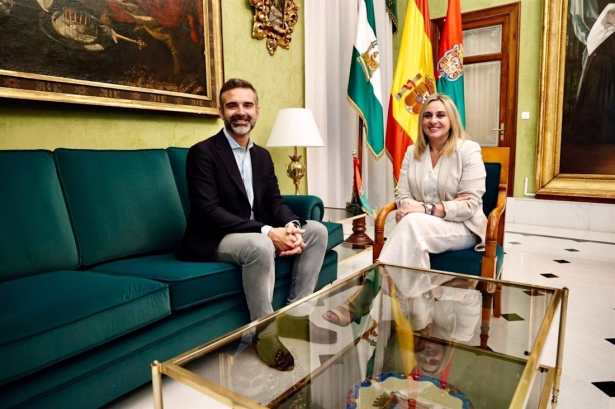 El consejero de Sostenibilidad, Medio Ambiente y Economía Azul y de Agricultura, Pesca, Agua y Desarrollo Rural, Ramón Fernández-Pacheco, y la alcaldesa de Granada, Marifrán Carazo (JUNTA DE ANDALUCÍA) 