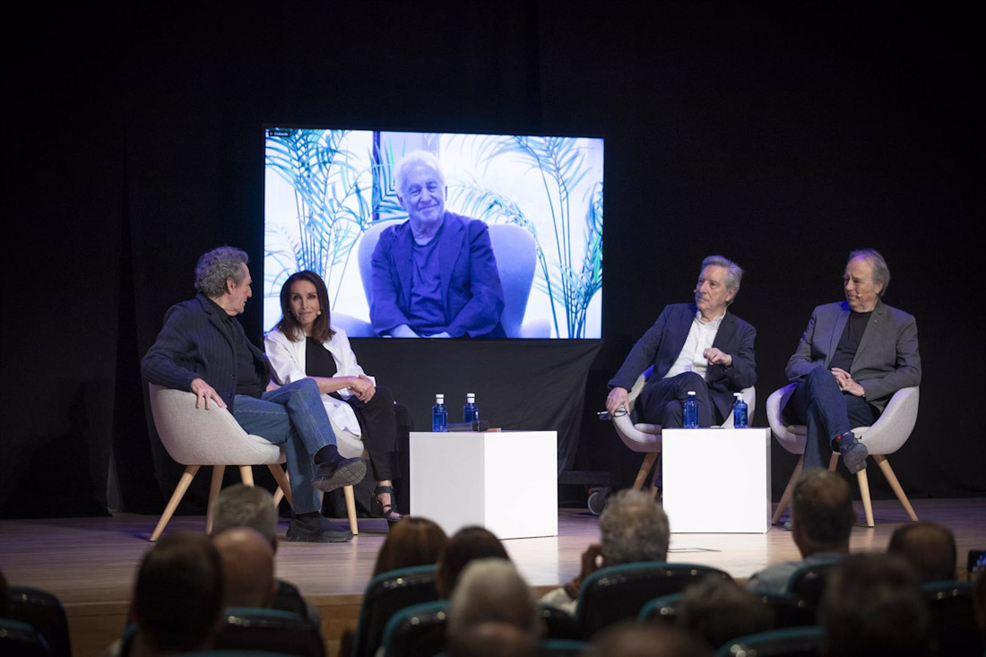 Los cantantes Miguel Ríos, Ana Belén, Víctor Manuel y Joan Manuel Serrat participan en el encuentro `Música y Amistad. El gusto es nuestro` con motivo del 80 cumpleaños de Miguel Ríos, moderado por Iñaki Gabilondo (ARSENIO ZURITA - EUROPA PRESS)
