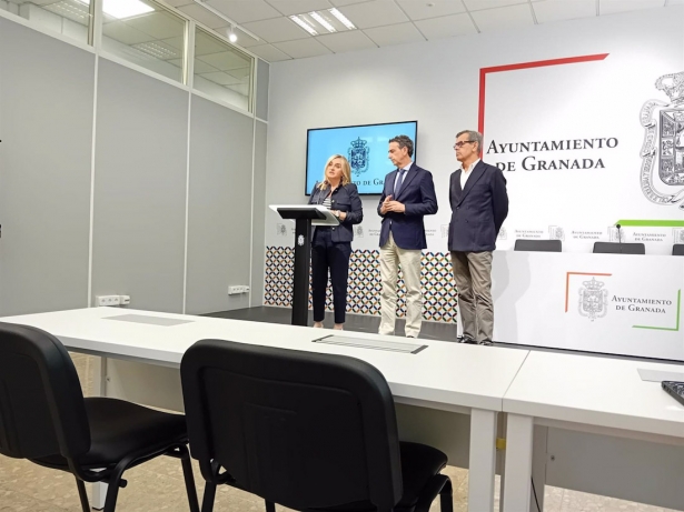 La alcaldesa de Granada, Marifrán Carazo, y los concejales de Urbanismo y de Turismo, Enrique Catalina y Juan Ramón Ferreira (EUROPA PRESS) La alcaldesa de Granada, Marifrán Carazo, y los concejales de Urbanismo y de Turismo, Enrique Catalina y Juan Ramón Ferreira (EUROPA PRESS)