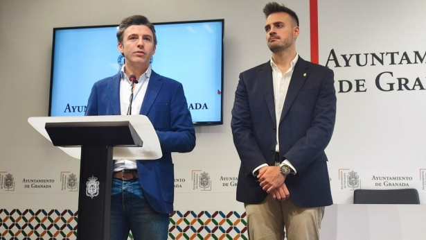 El concejal de Juventud de Granada, Fernando Parra, a la derecha en la imagen con el edil de Presidencia, Jorge Saavedra (AYUNTAMIENTO) El concejal de Juventud de Granada, Fernando Parra, a la derecha en la imagen con el edil de Presidencia, Jorge Saavedra (AYUNTAMIENTO)
