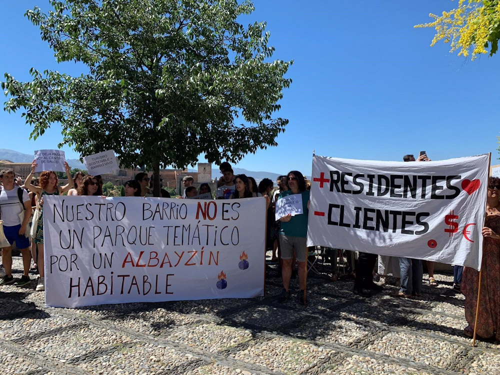 Manifestantes en la concentración contra los pisos turísticos del Albaicín de Granada (PLATAFORMA ALBAYZÍN HABITABLE)