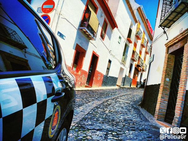 Vehículo de ocasión de la Policía local en el Albaicín (POLICÍA LOCAL) Vehículo de ocasión de la Policía local en el Albaicín (POLICÍA LOCAL)
