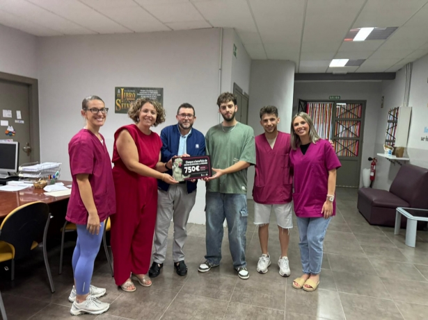 Entrega del cheque a la Asociación de personas con diversidad funcional `La Pirámide` (AYTO. HUÉTOR TÁJAR)