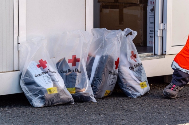 Varios kits de equipaje de Cruz Roja para los migrantes. Imagen de archivo (EUROPA PRESS)