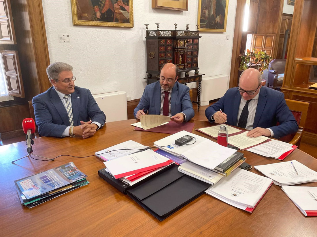 Firma del convenio para la Cátedra del Agua UGR+Hidralia con el rector de la UGR, Pedro Mercado, primero por la derecha en la imagen, y el consejero delegado de Hidralia, Marcos Martín (UGR)
