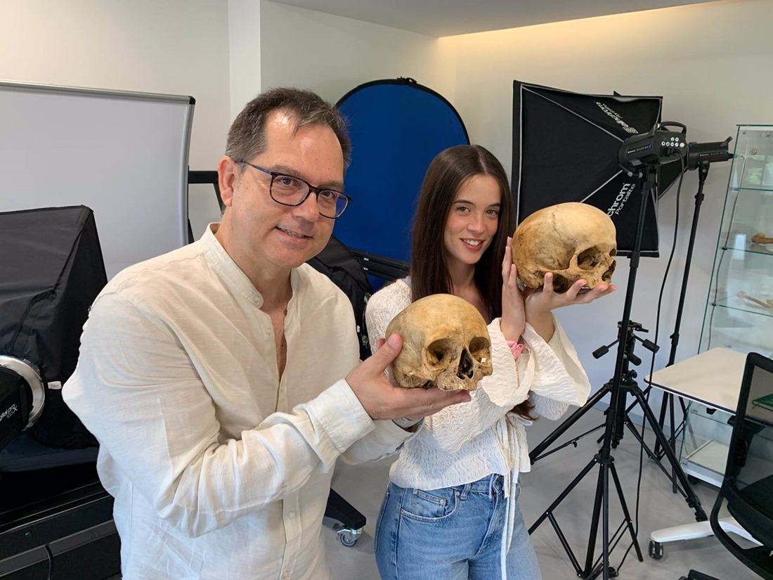 Sergio Damas, investigador principal de un proyecto que avanza en la mejora de la identificación de restos humanos y Práxedes Martínez, la primera autora del estudio (UGR)