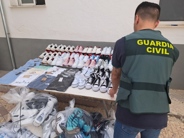 Guardia Civil con las prendas incautadas (GUARDIA CIVIL)