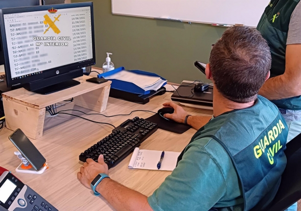 Agente de la Guardia Civil frente a un ordenador (GUARDIA CIVIL) Agente de la Guardia Civil frente a un ordenador (GUARDIA CIVIL)