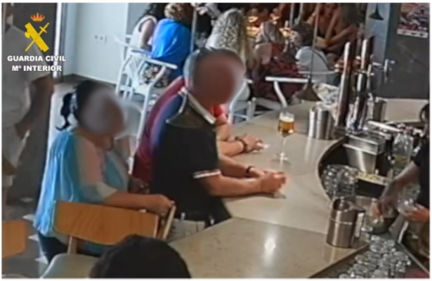 Imagen del robo en un bar (GUARDIA CIVIL)