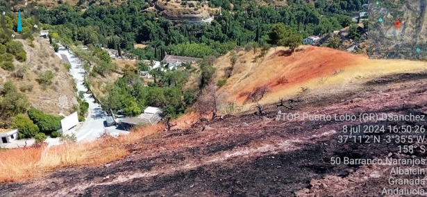 El Servicio de Extinción de Incendios Forestales de Andalucía (Infoca) ha dado por controlado el incendio declarado sobre las 14,00 horas de este lunes en el entorno del Sacromonte y continúa trabajando ahora por tierra para su extinción junto con efectiv