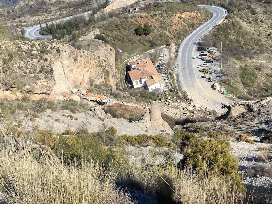 Trabajos en la A-395 tras el desprendimiento de una ladera. Archivo (JUNTA)