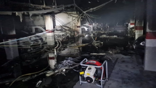 Incendio en las cocheras del Residencial La Santa Cruz de Almuñécar. (BOMBEROS ALMUÑÉCAR) Incendio en las cocheras del Residencial La Santa Cruz de Almuñécar. (BOMBEROS ALMUÑÉCAR)