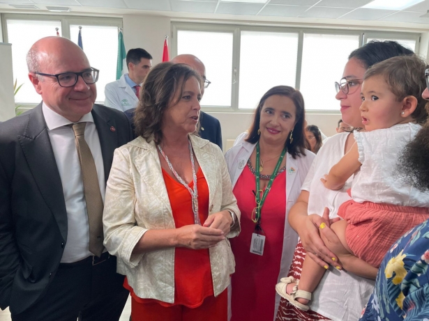 Bebé a la que se ha implantado la mucosa palatina artificial (UGR)